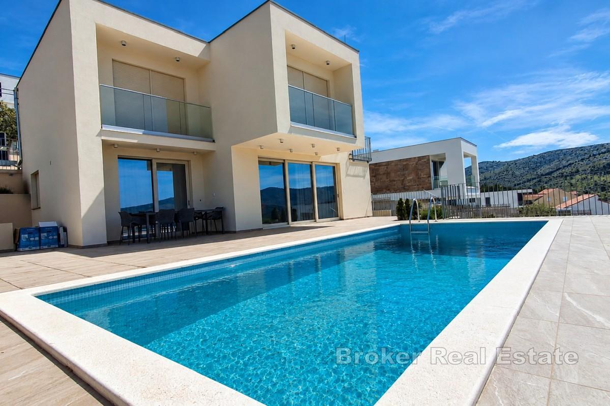 Elegantní moderní vila s bazénem a otevřeným výhledem na moře