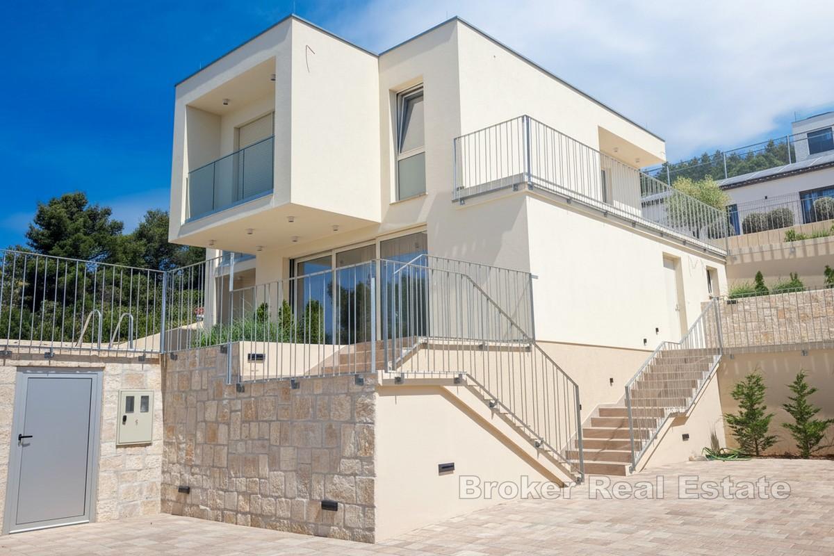 Elegantní moderní vila s bazénem a otevřeným výhledem na moře