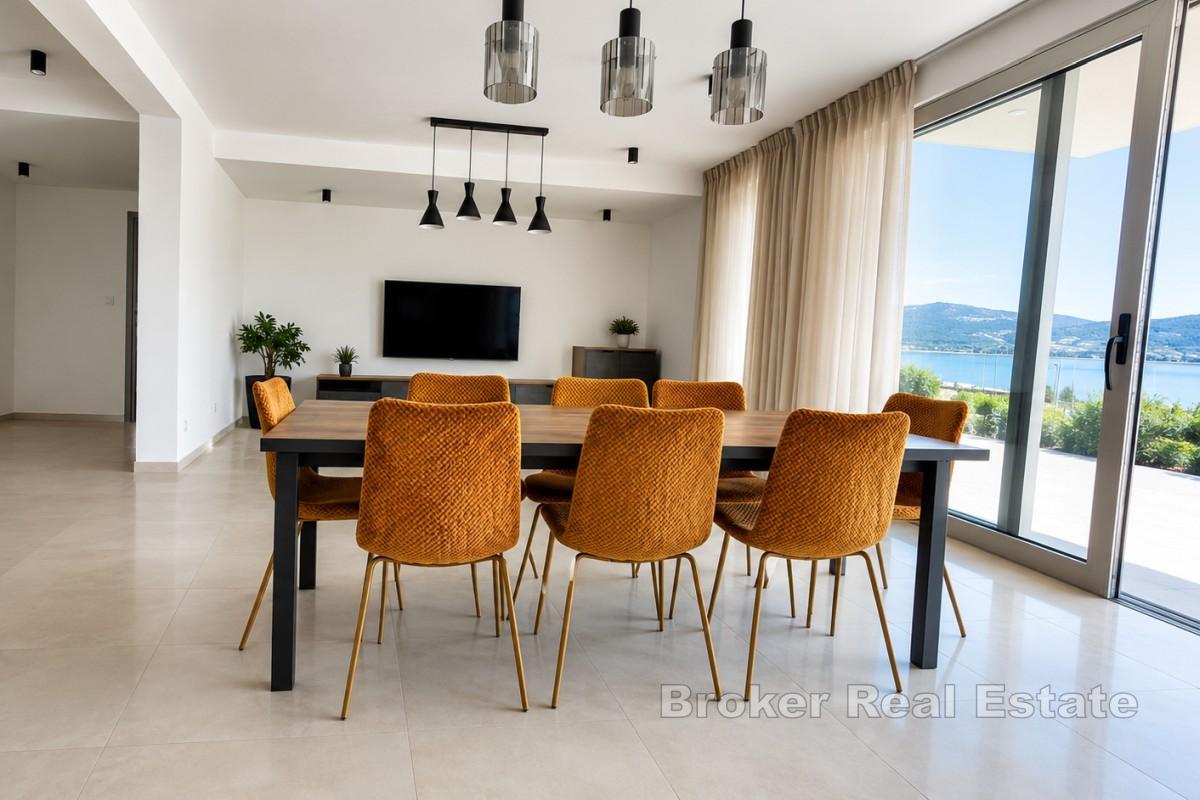 Elegantní moderní vila s bazénem a otevřeným výhledem na moře