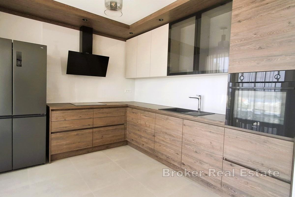 Elegantní moderní vila s bazénem a otevřeným výhledem na moře