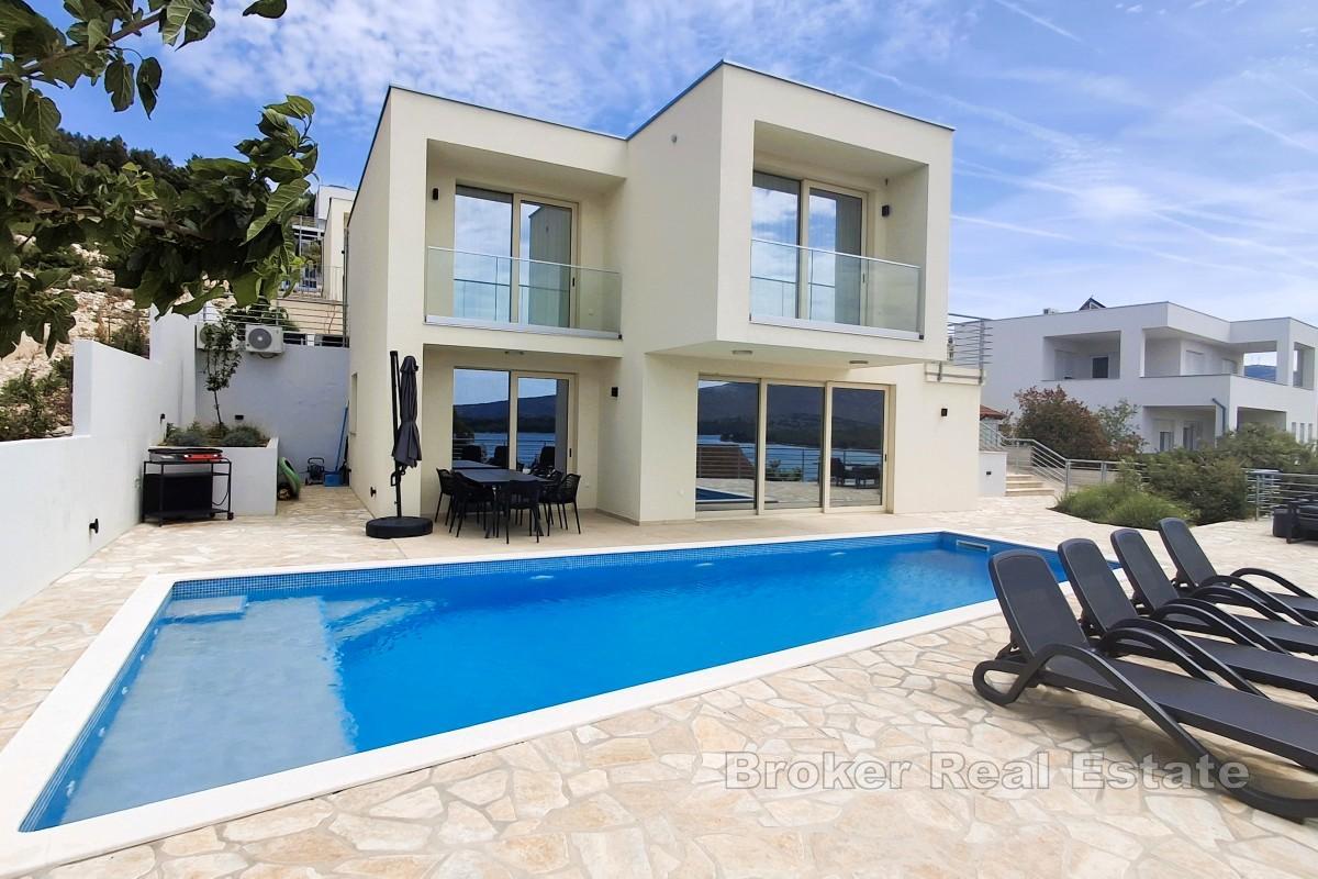 Élégante villa moderne avec piscine et vue imprenable sur la mer
