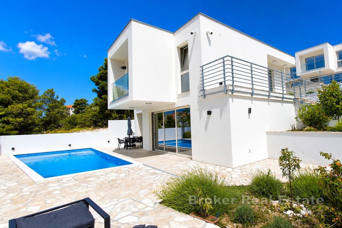Élégante villa moderne avec piscine et vue imprenable sur la mer