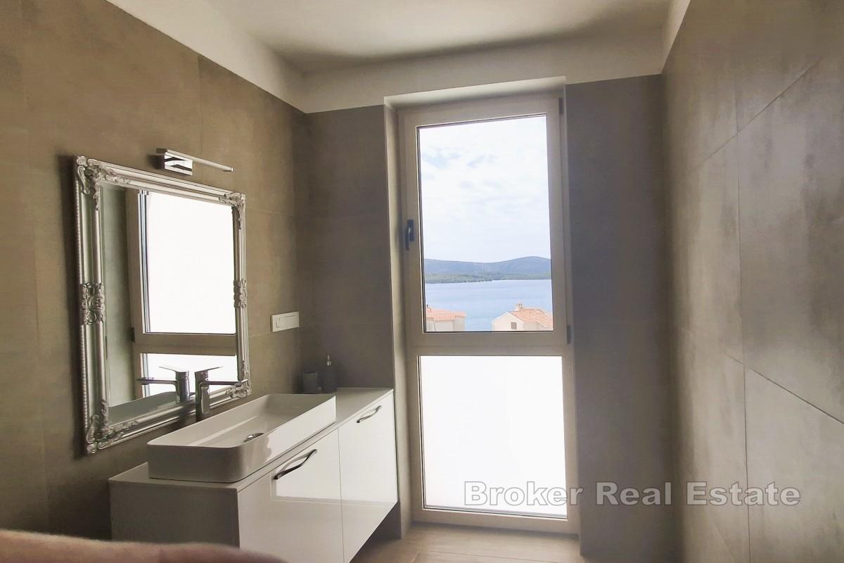 Élégante villa moderne avec piscine et vue imprenable sur la mer