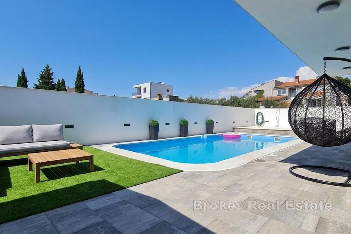 Mediterrane Villa mit Pool und Meerblick
