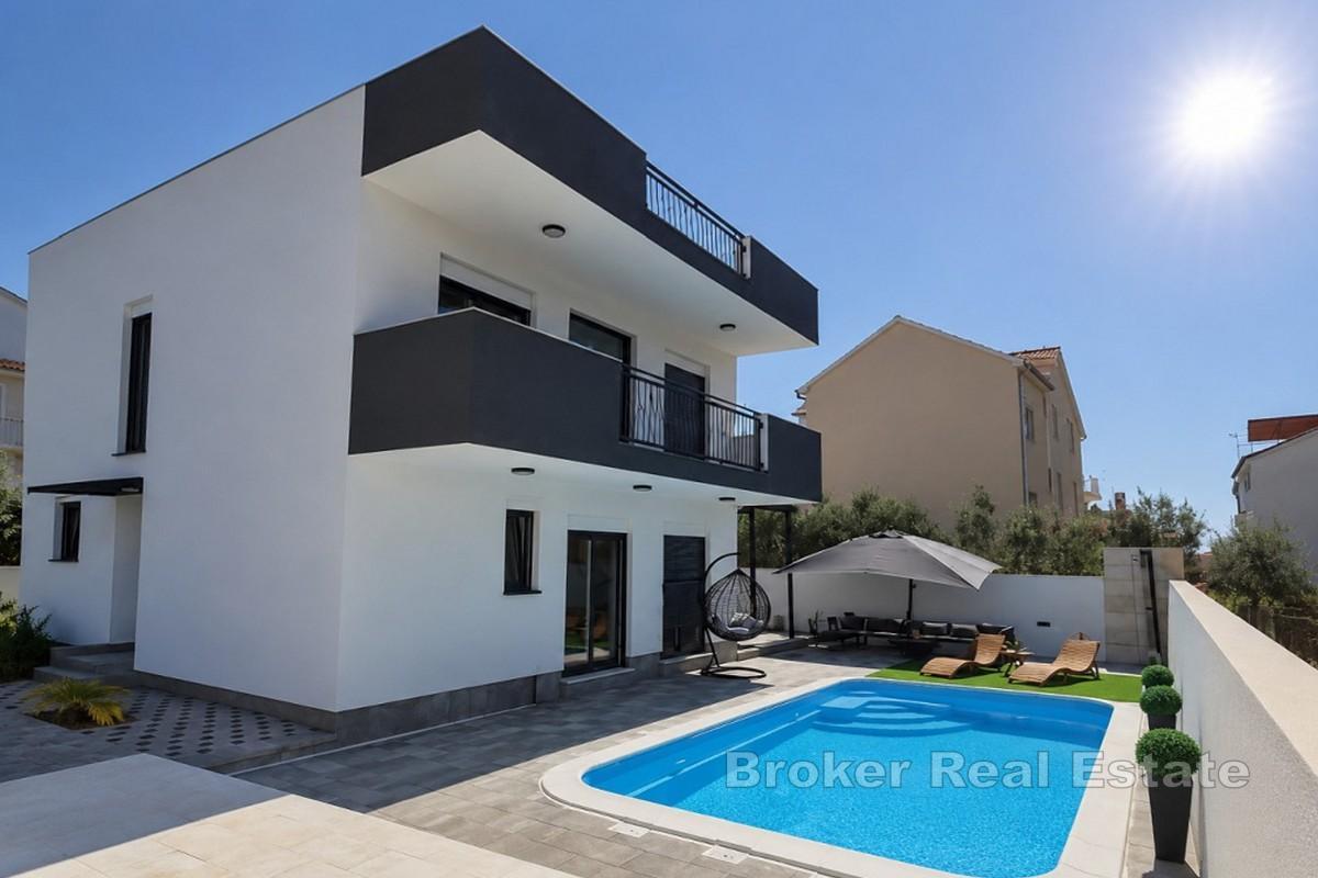 Mediterrane Villa mit Pool und Meerblick