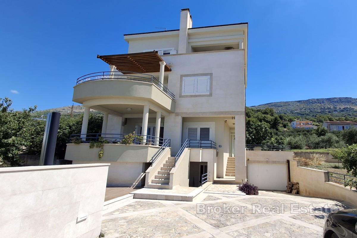 Casa con piscina e vista mare aperta