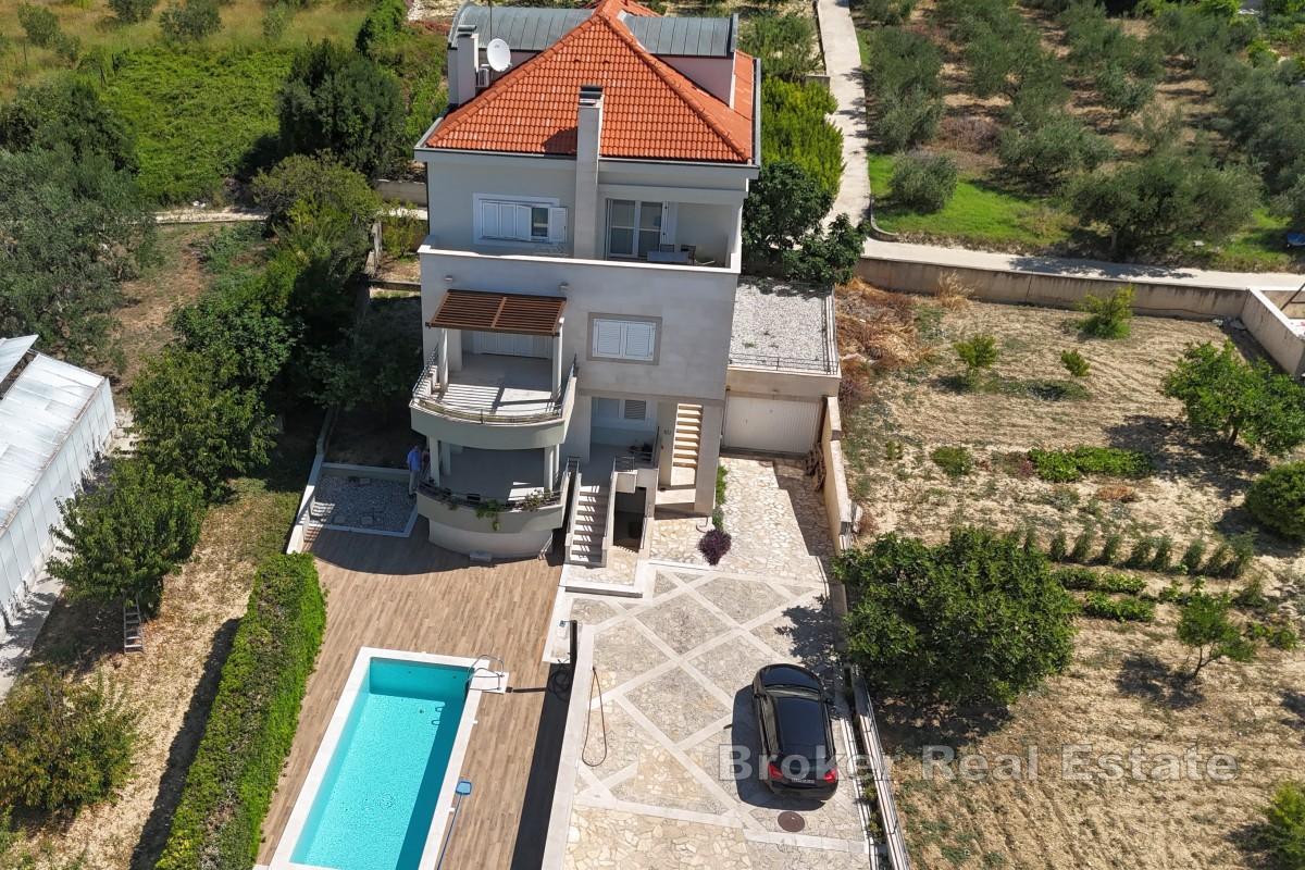 Casa con piscina e vista mare aperta
