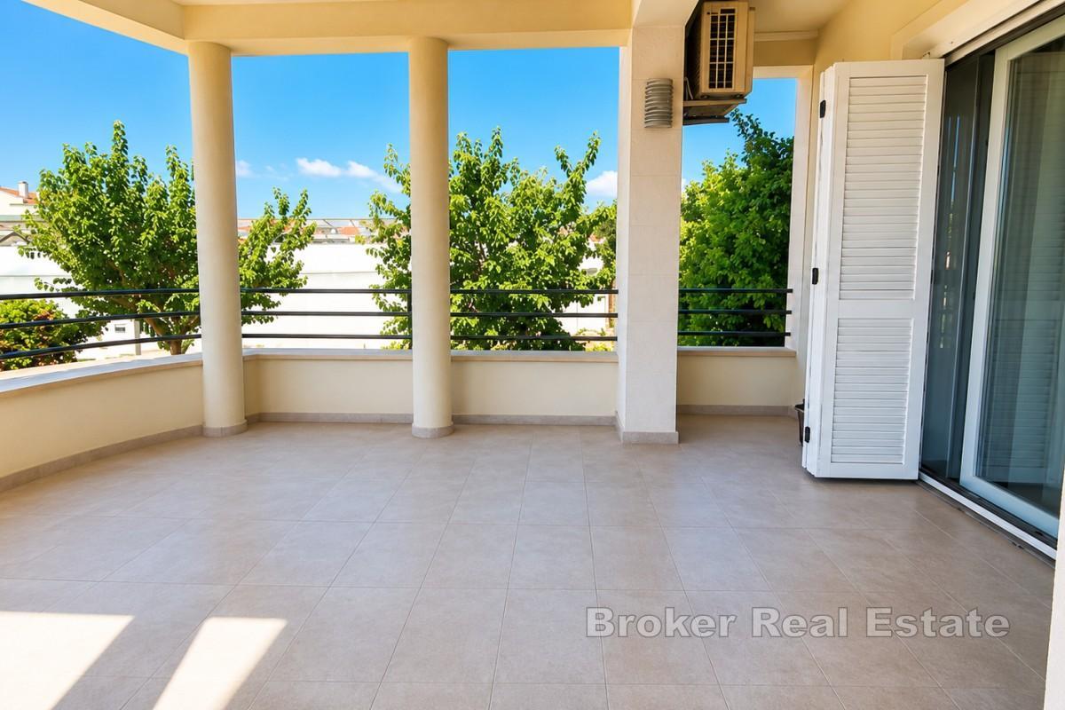 Casa con piscina e vista mare aperta