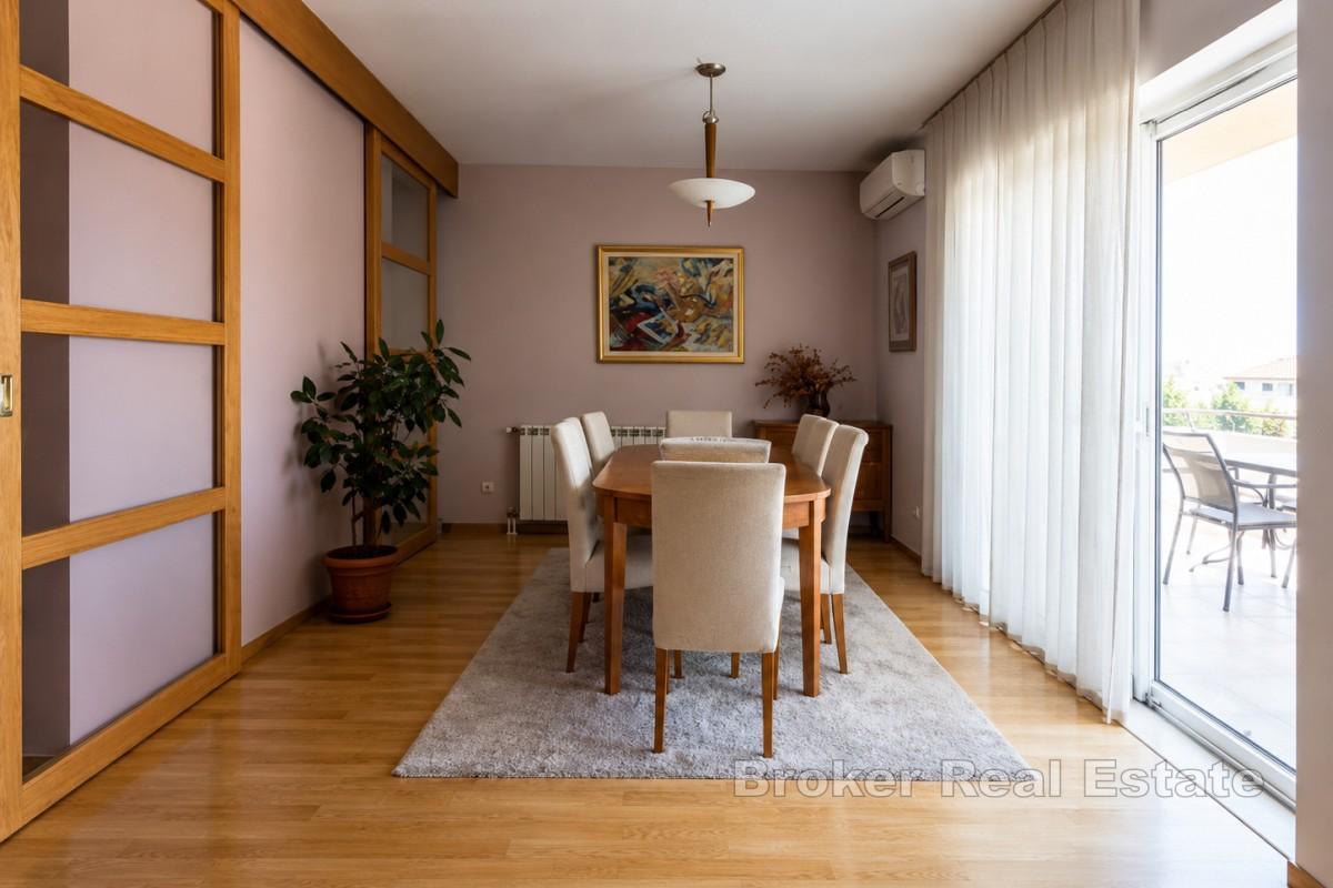 Casa con piscina e vista mare aperta