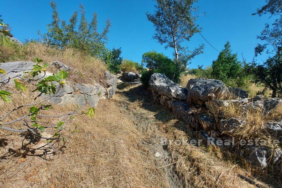 Kastela - Un grand terrain à bâtir avec une vue magnifique sur la mer
