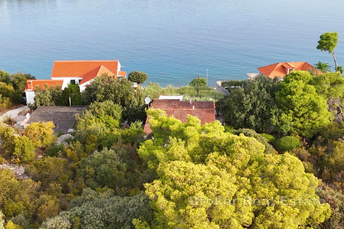Prvi red do mora građevinsko zemljište s postojećom kućom