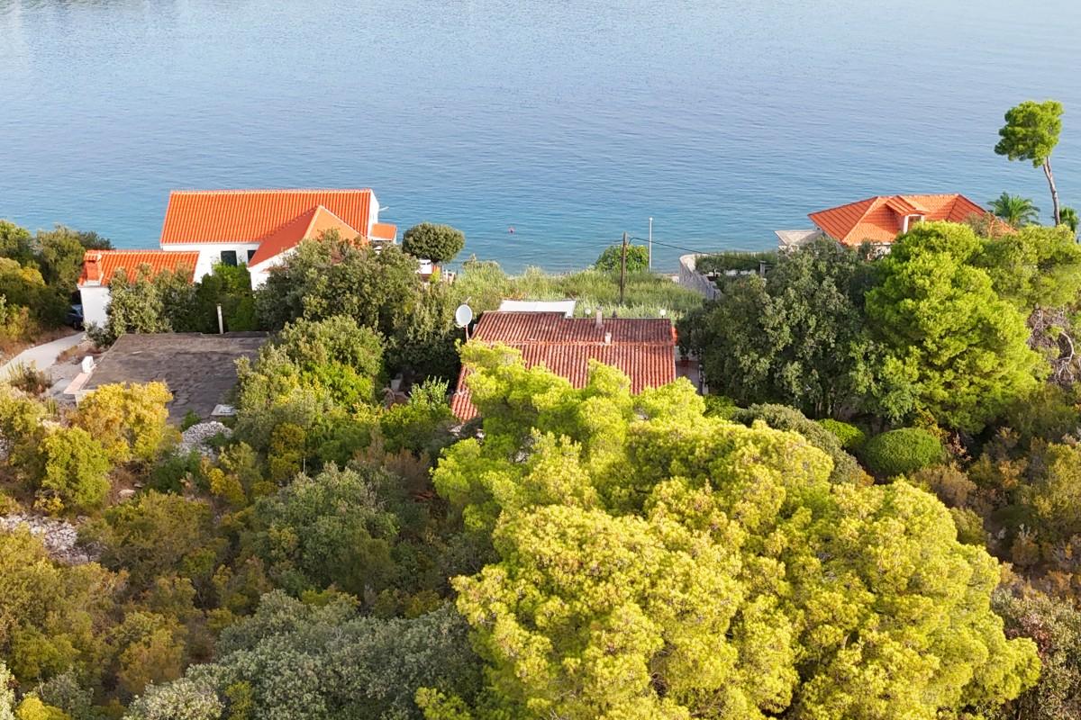 Prvi red do mora građevinsko zemljište s postojećom kućom