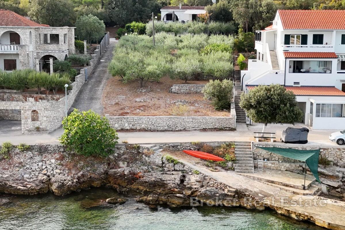 Prvi red do mora građevinsko zemljište s postojećom kućom