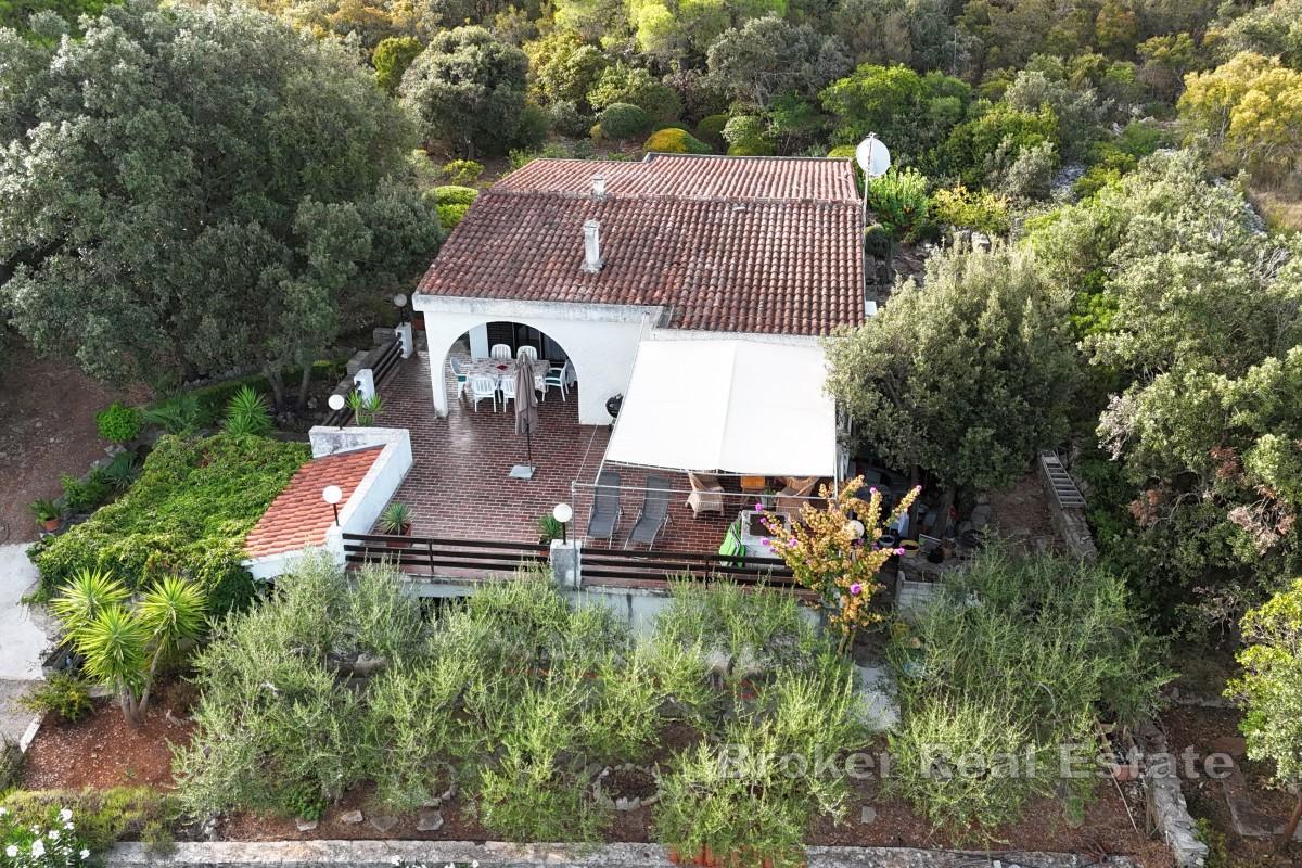 Prvi red do mora građevinsko zemljište s postojećom kućom