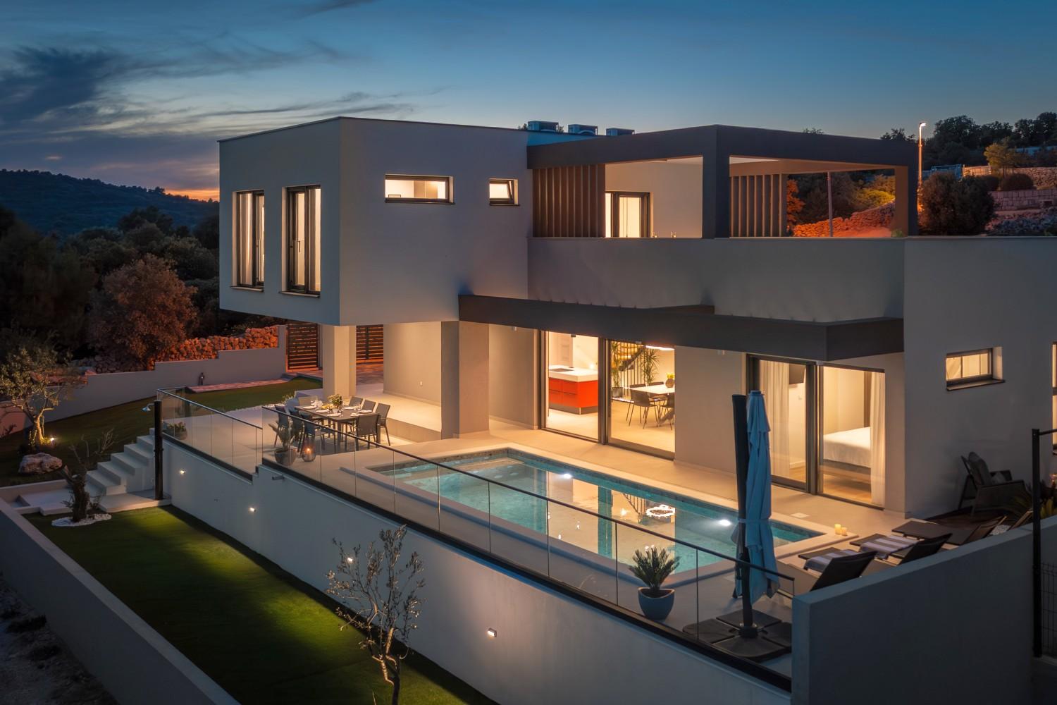 Villa moderna con piscina riscaldata e vista mare