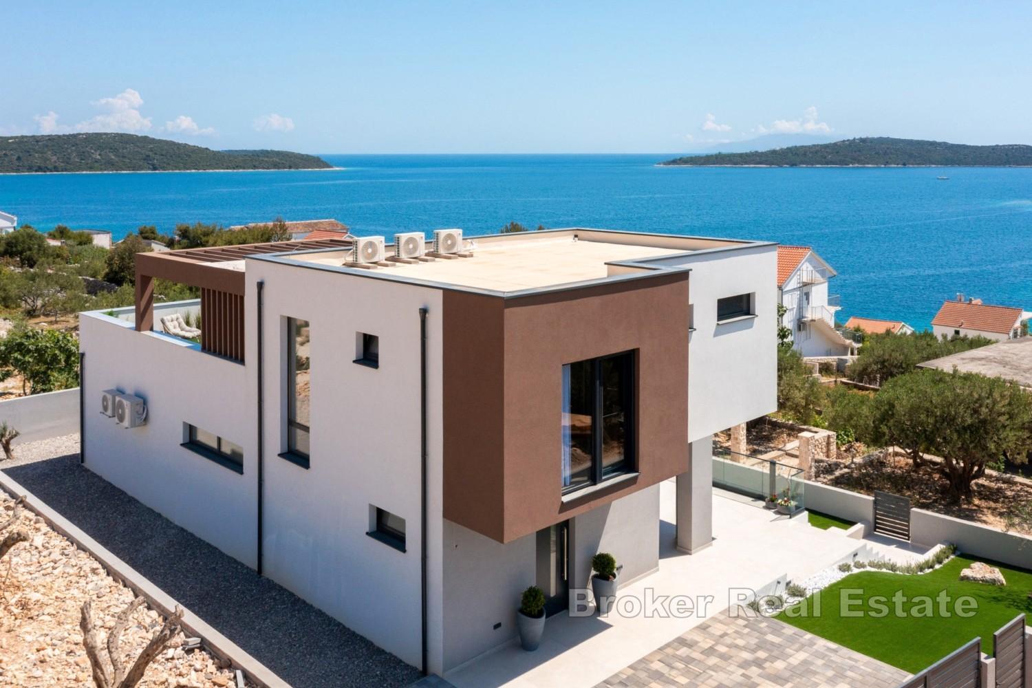 Villa moderna con piscina riscaldata e vista mare
