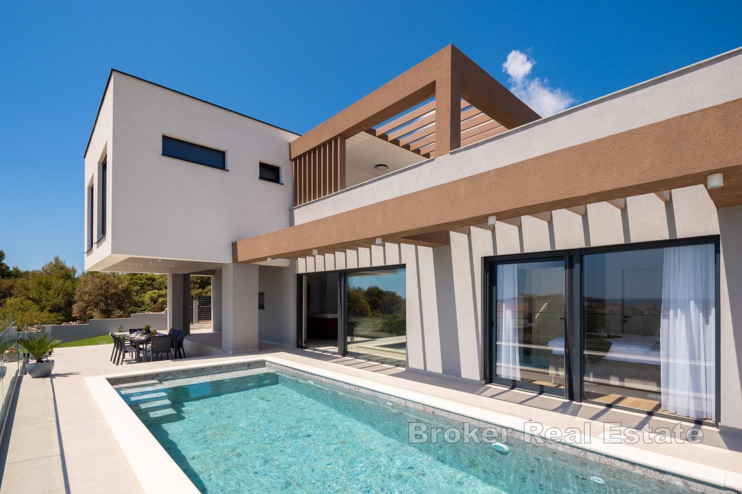 Villa moderna con piscina riscaldata e vista mare