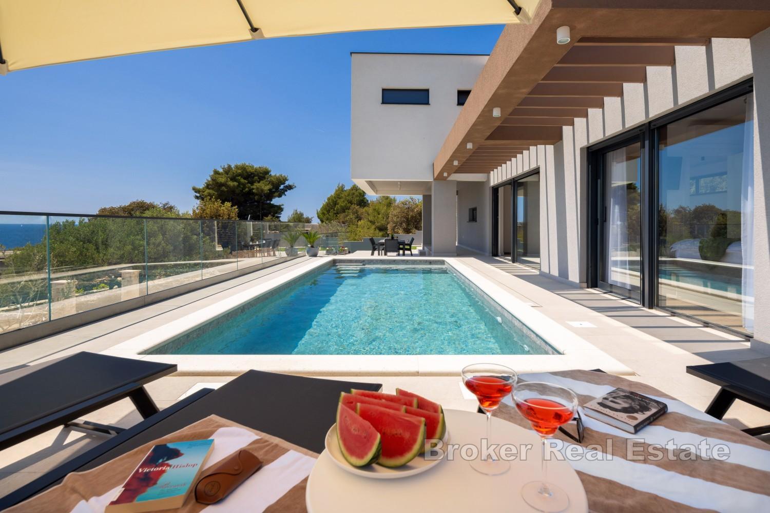 Villa moderna con piscina riscaldata e vista mare