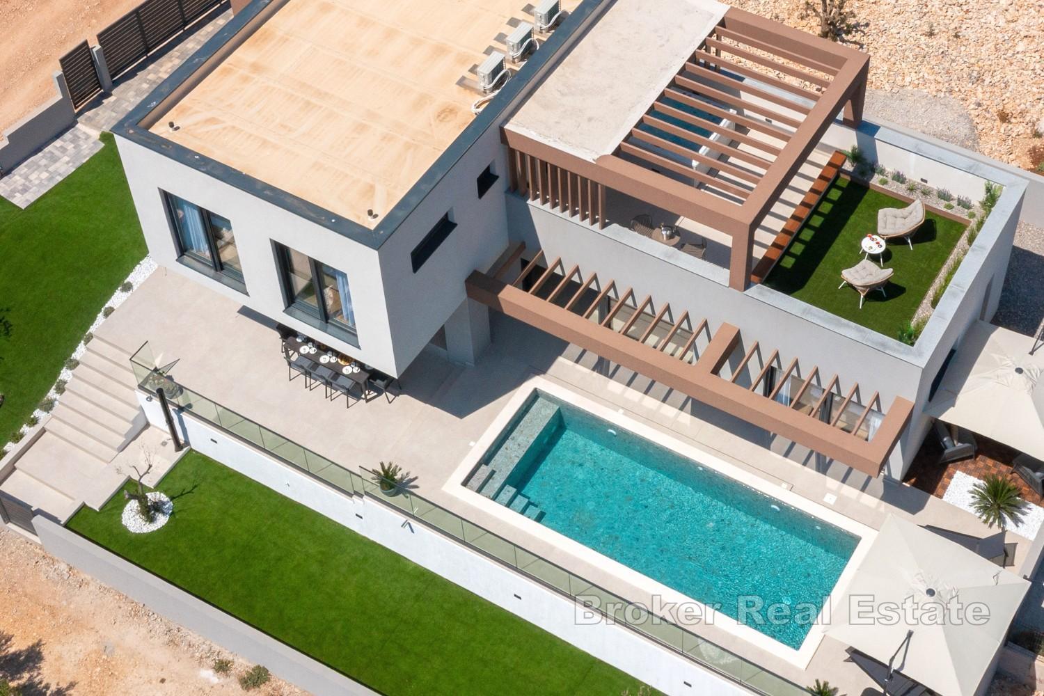 Villa moderna con piscina riscaldata e vista mare