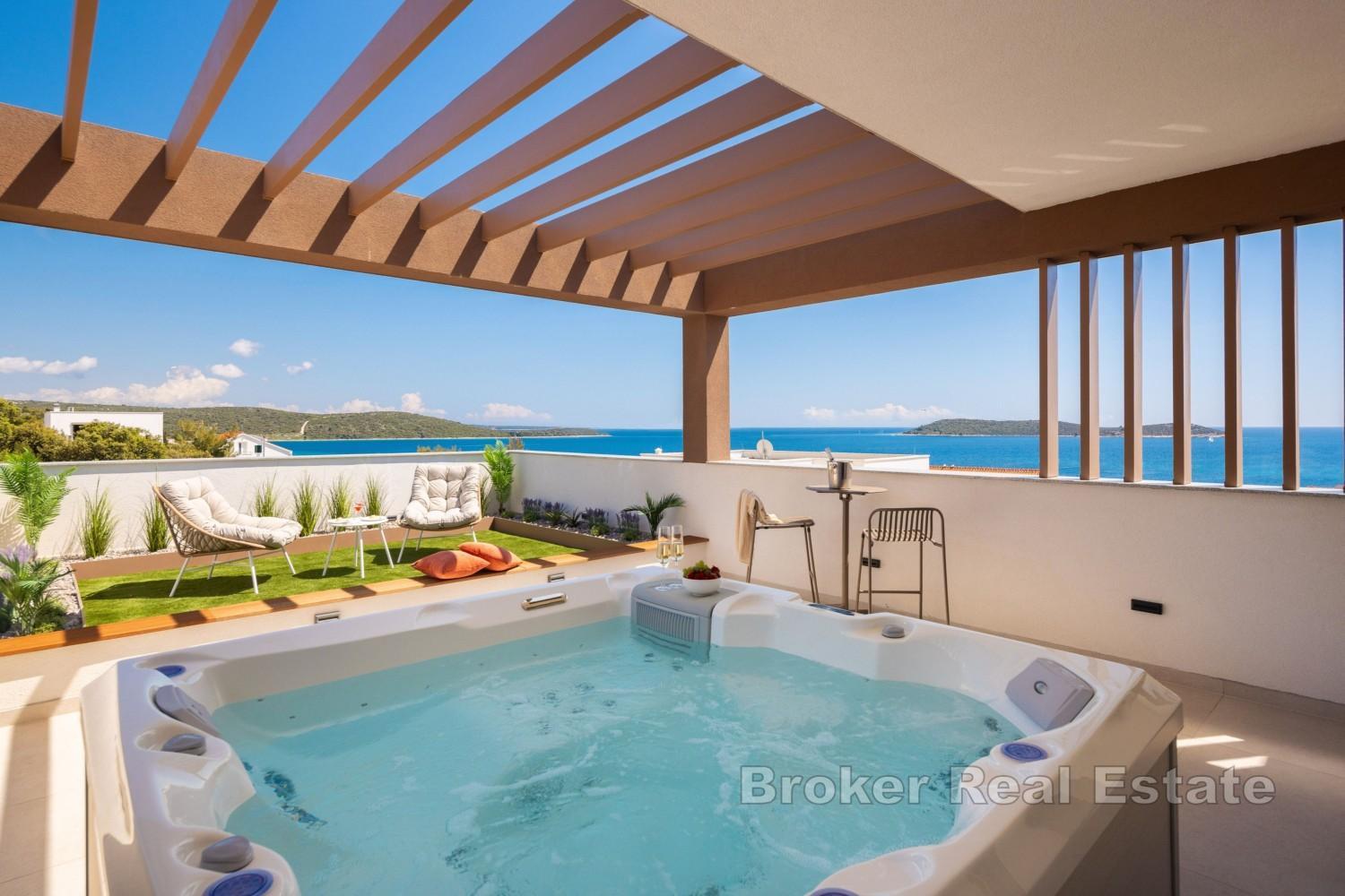 Villa moderna con piscina riscaldata e vista mare