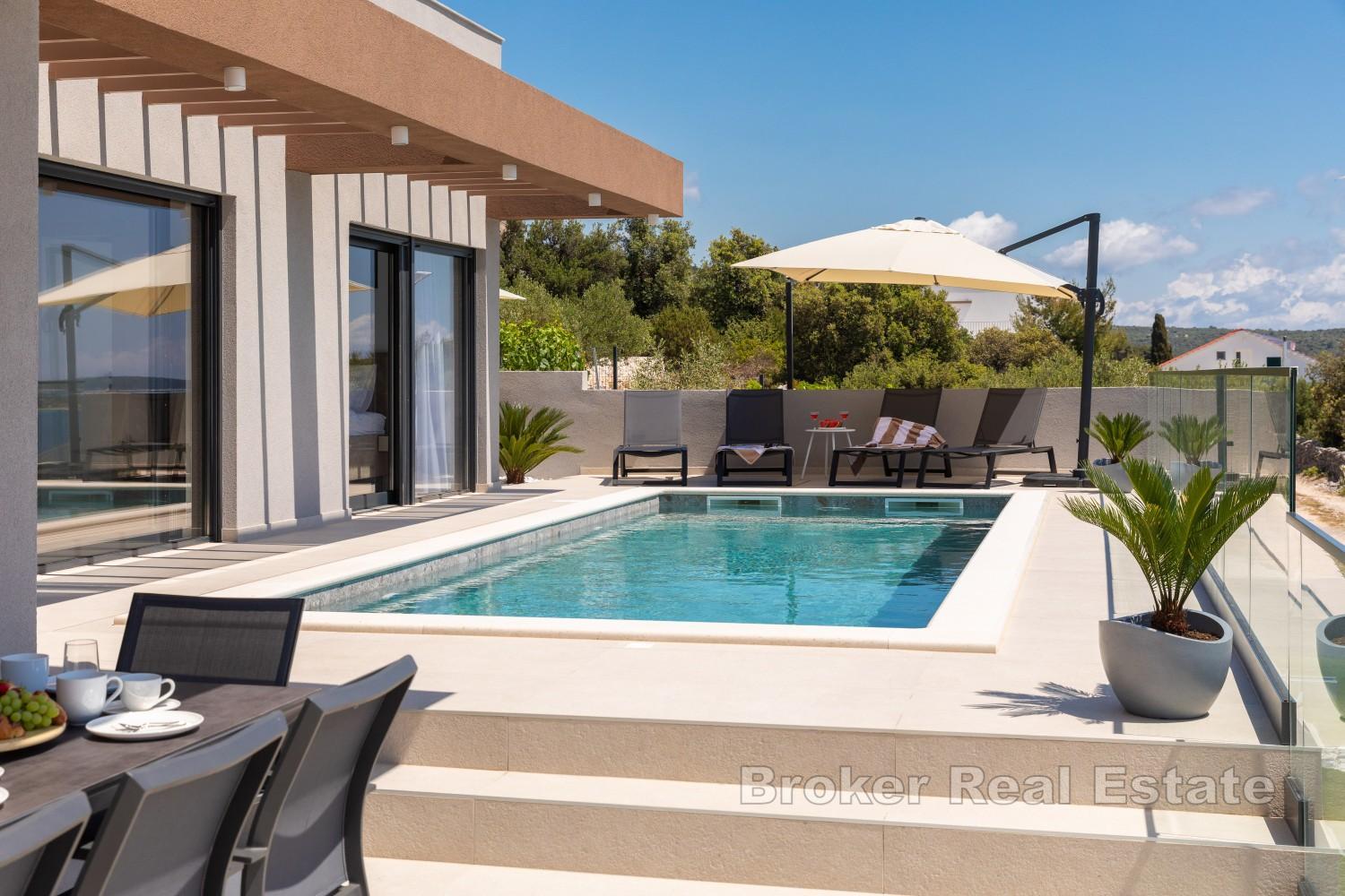 Villa moderna con piscina riscaldata e vista mare