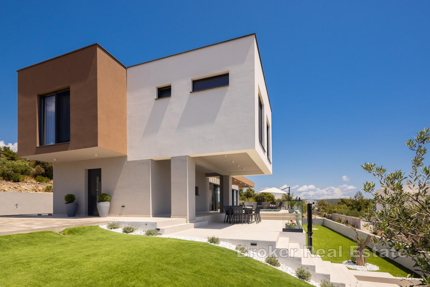 Villa moderna con piscina riscaldata e vista mare