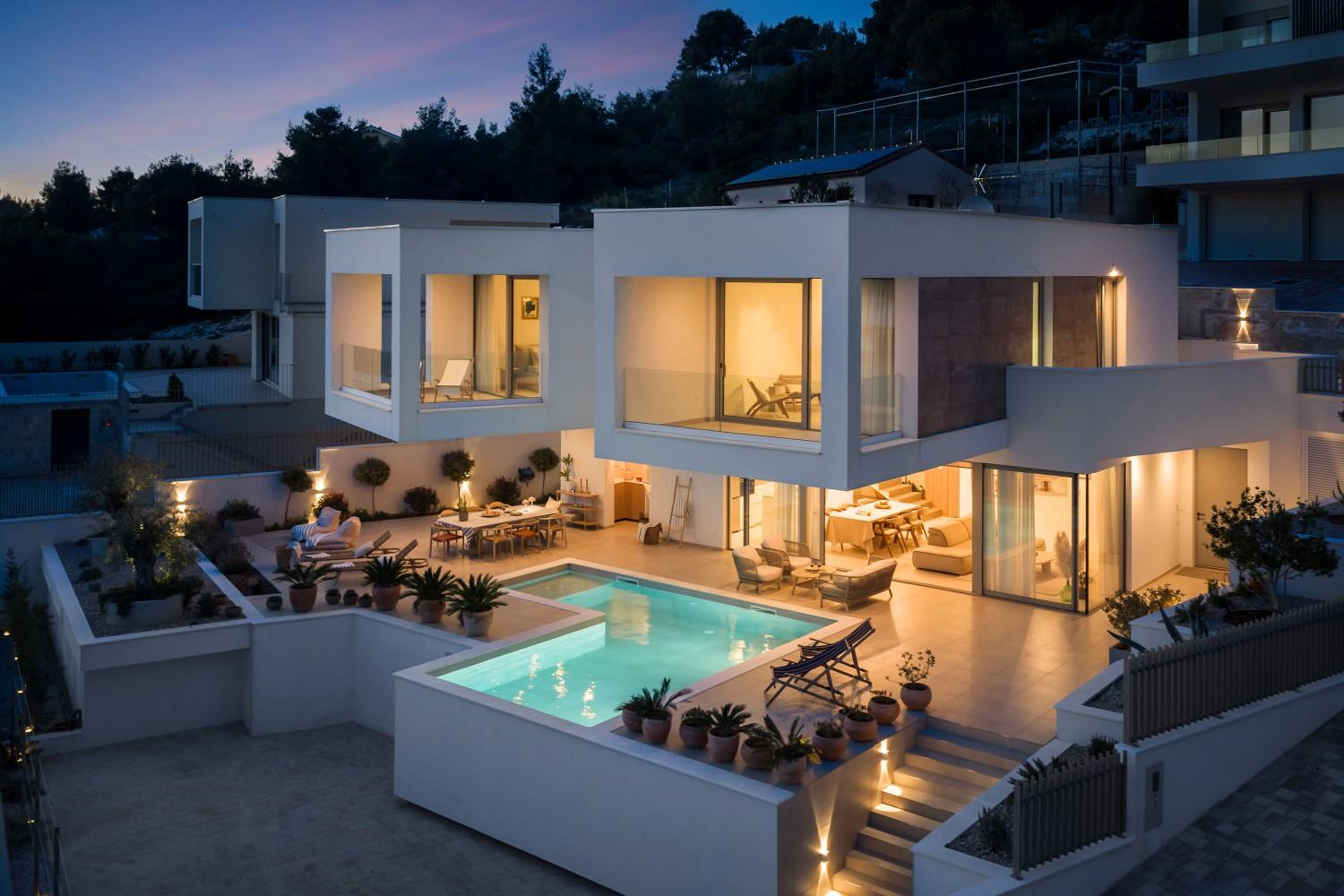 Luxuriöse Villa mit Pool und freiem Meerblick