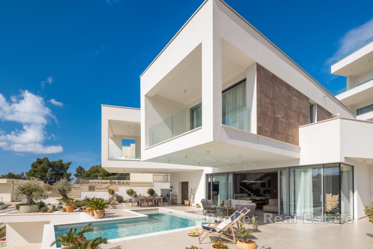 Luxuriöse Villa mit Pool und freiem Meerblick