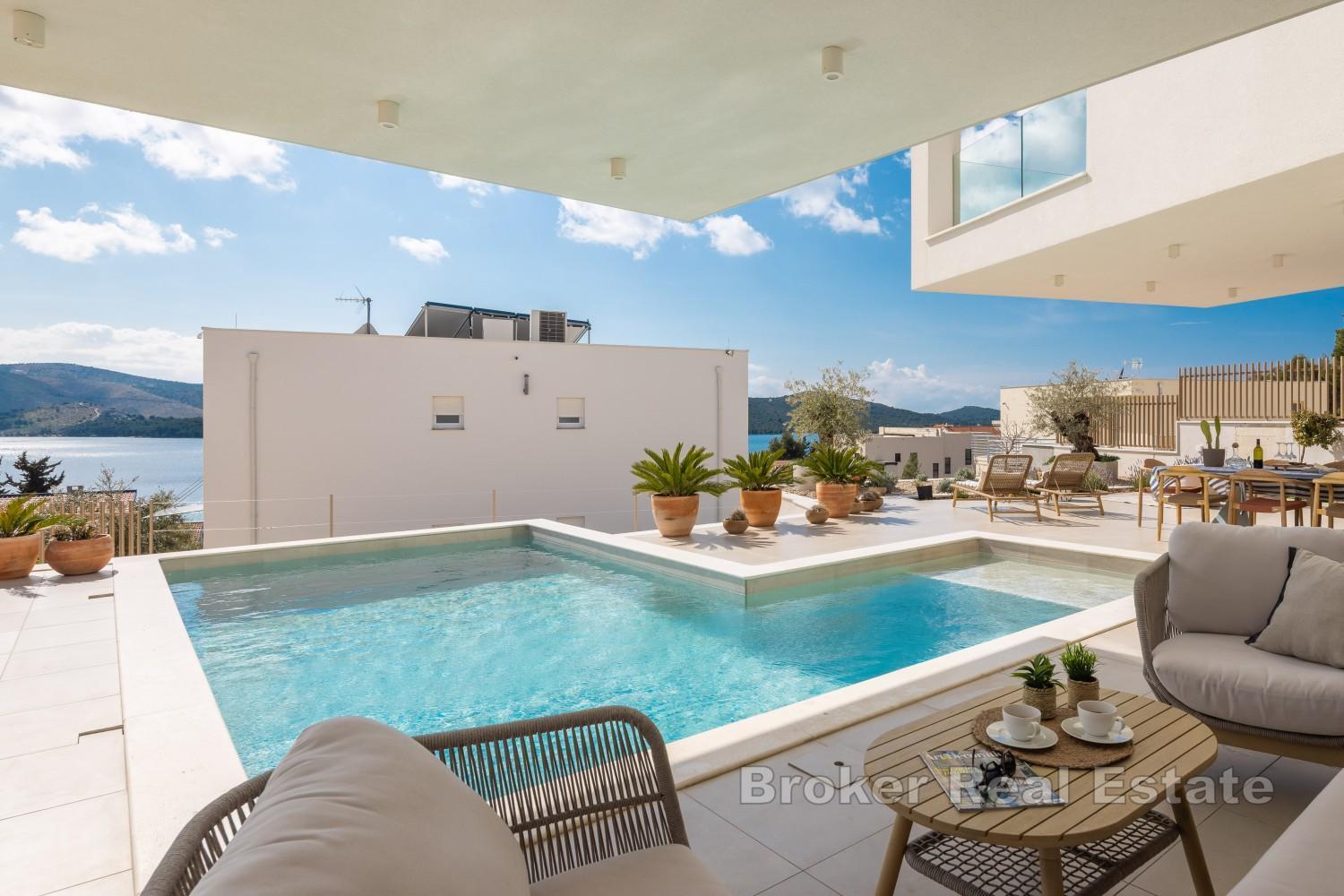 Luxuriöse Villa mit Pool und freiem Meerblick