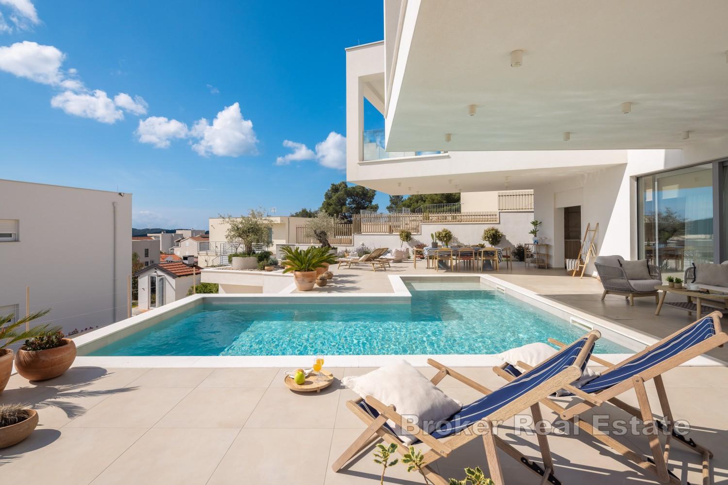 Luxuriöse Villa mit Pool und freiem Meerblick