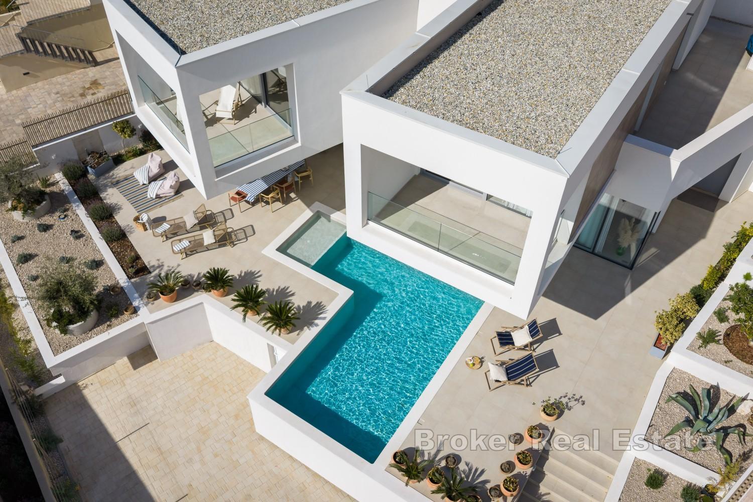 Luxuriöse Villa mit Pool und freiem Meerblick