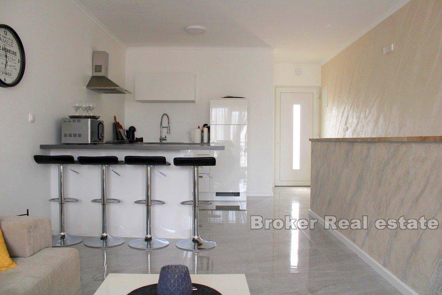 Ciovo - Umeblowane mieszkanie z dwiema sypialniami