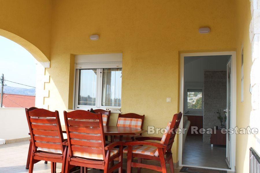 Trogir - Apartment with a large garden by the sea