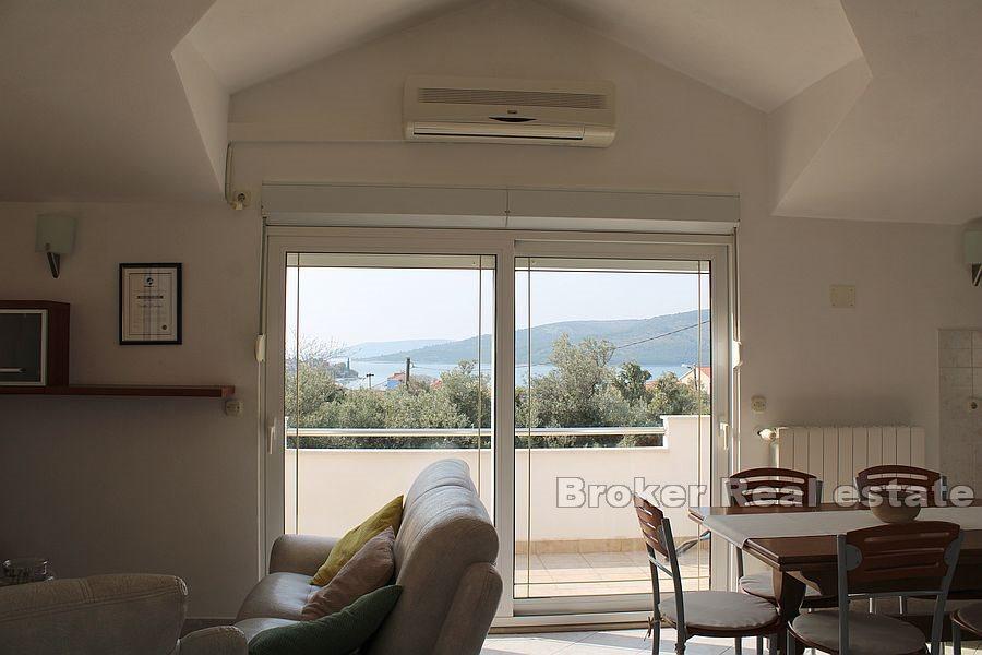 Trogir - Apartment with a large garden by the sea
