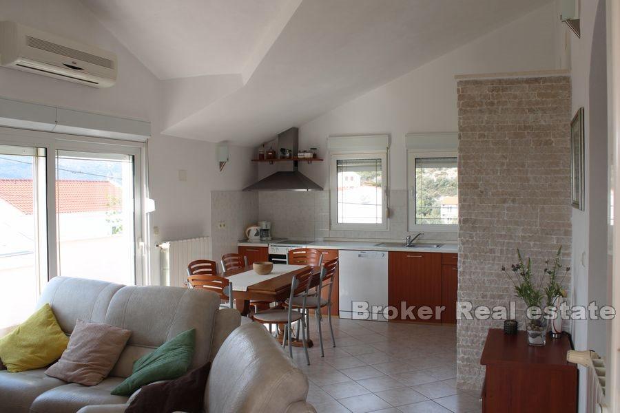 Trogir - Apartment with a large garden by the sea