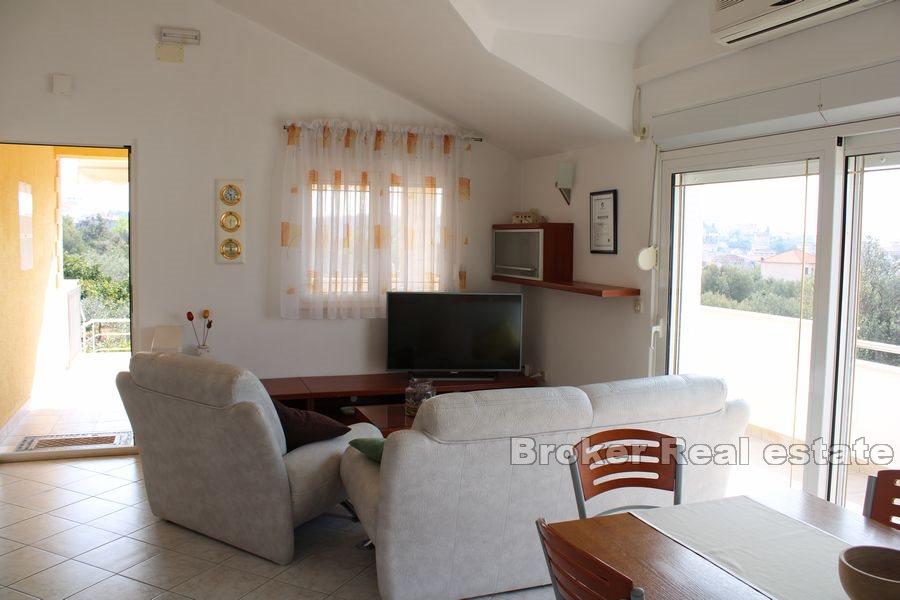 Trogir - Apartment with a large garden by the sea