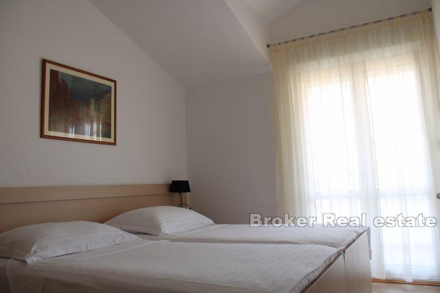 Trogir - Apartment with a large garden by the sea