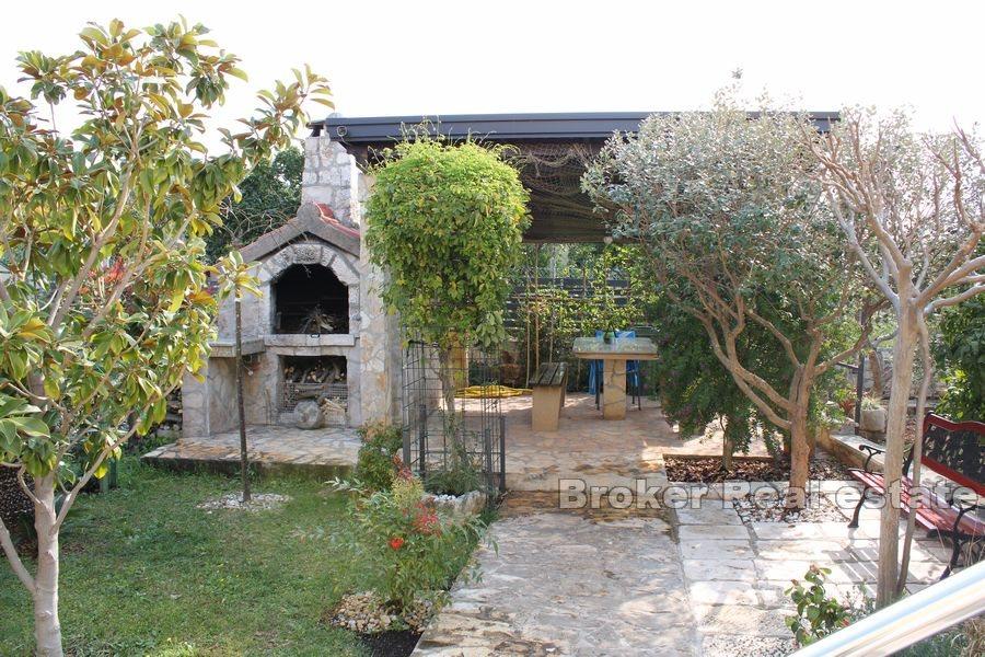 Trogir - Apartment with a large garden by the sea