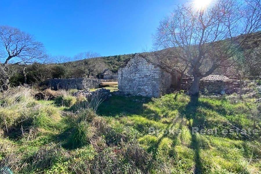 Marina - Building plot with a traditional stone house
