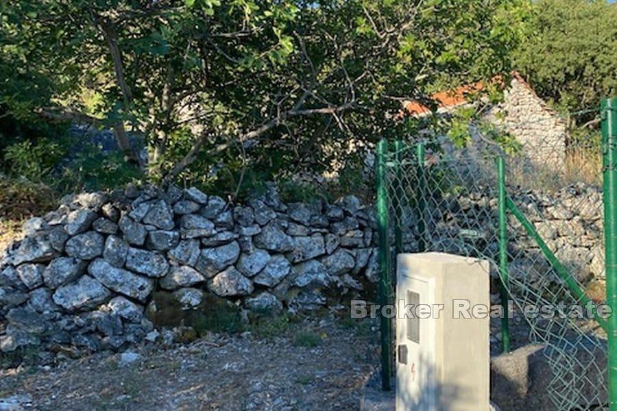 Marina - Building plot with a traditional stone house