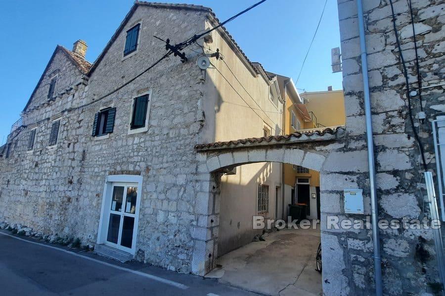 Šibenik - zrekonštruovaný kamenný dom s výhľadom na more