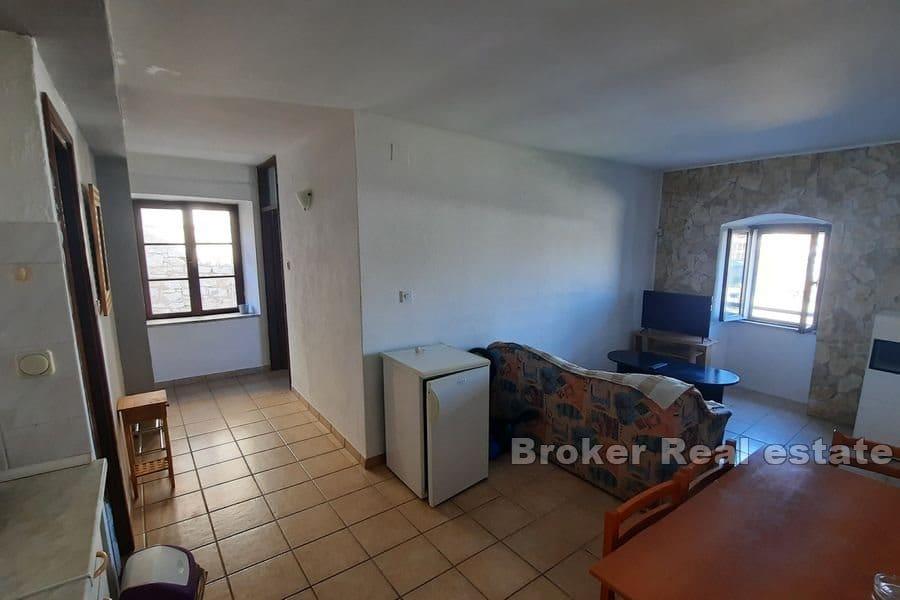 Šibenik - zrekonštruovaný kamenný dom s výhľadom na more