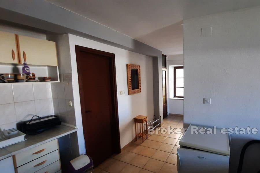 Šibenik - zrekonštruovaný kamenný dom s výhľadom na more