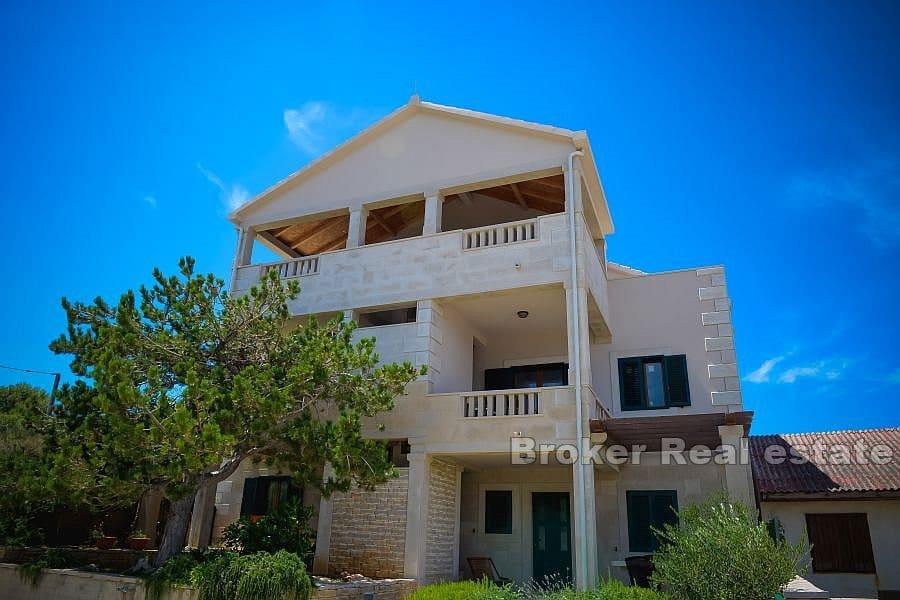 Wyspa Brač - Przestronny dom z apartamentami