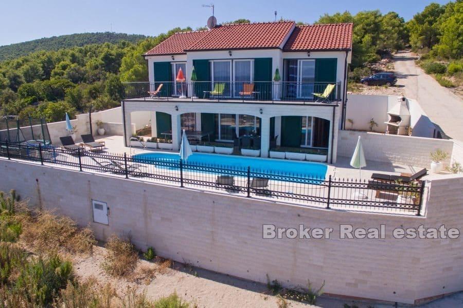 Island of Solta - En villa med pool i ett lugnt läge