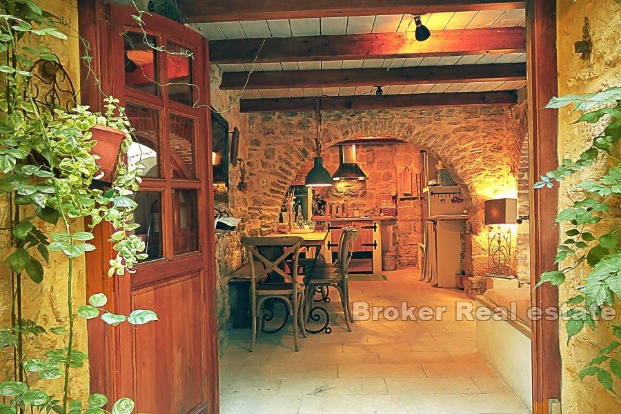 Otok Hvar - Prekrasna kamena kuća