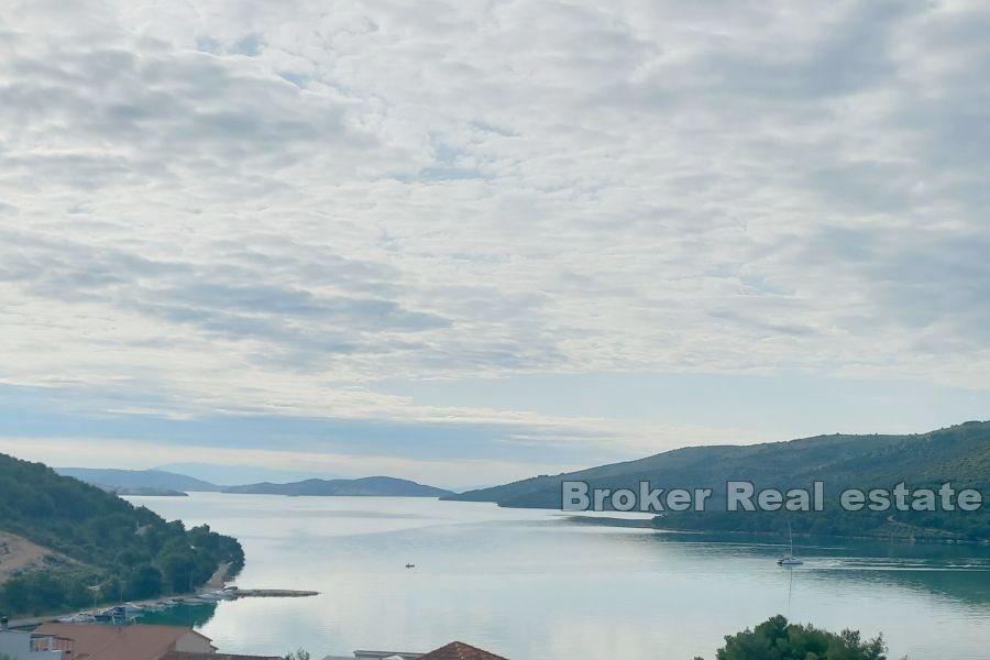 Trogir - Prostorný stavební pozemek s výhledem na moře
