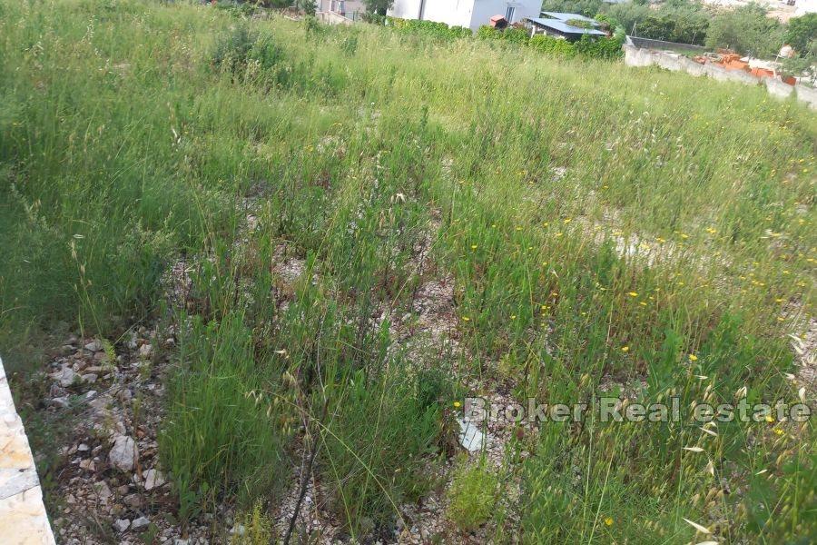 Trogir - Przestronna działka budowlana z widokiem na morze