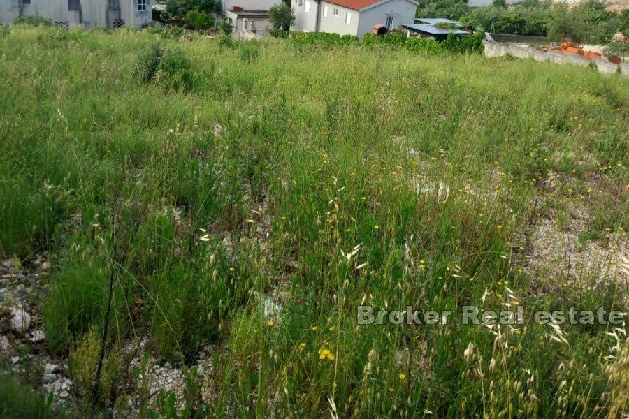 Trogir - Przestronna działka budowlana z widokiem na morze