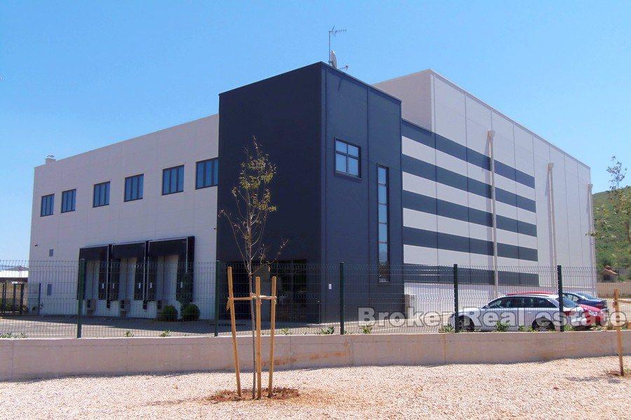 Near Split - Logistics and distribution center